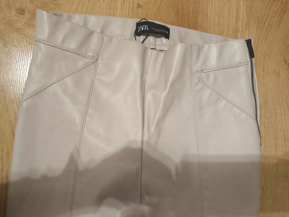 Nowe Spodnie ze skóry ekologicznej ZARA, kremowe rozm.XS