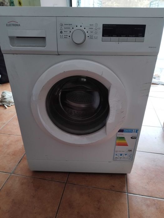 Maquina de lavar roupa Eletronia, com avaria