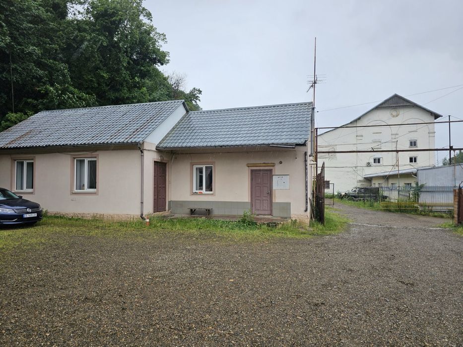 Приміщення із ділянкою в центрі міста