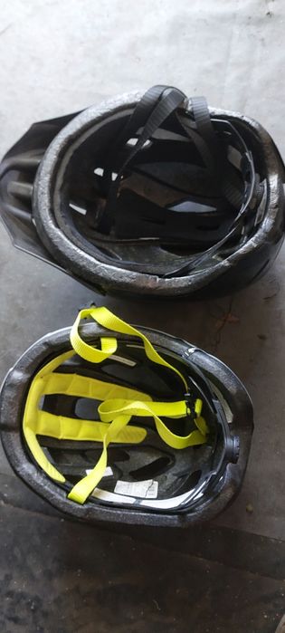 2 capacetes de bicicleta