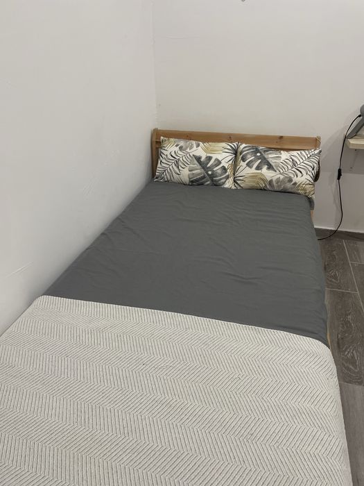 Estrutura de cama em pinho e colchao IKEA