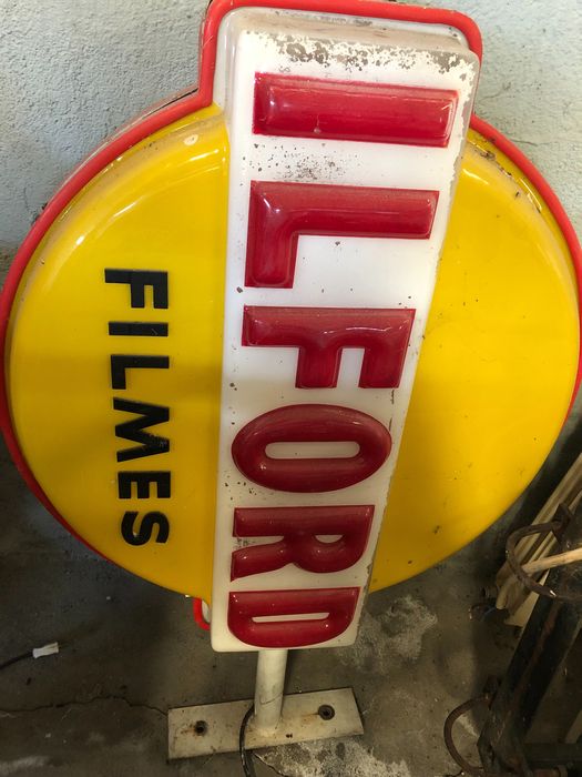 Painel publicitário luminoso