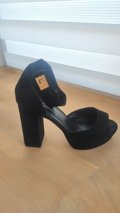 Замшеві босоніжки