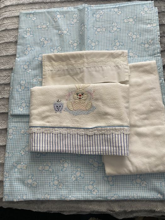 Lençóis de bébé branco e azul