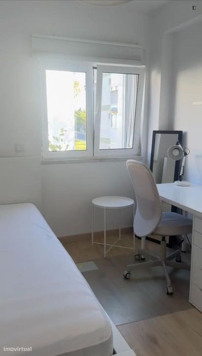 Quarto - localizado em Oeiras Lisbon