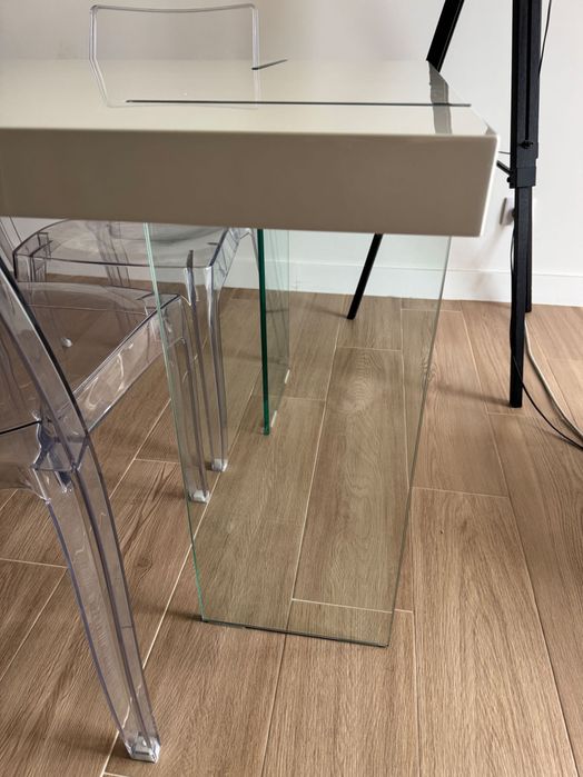 Mesa branca c/ pés de vidro