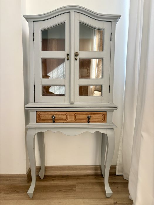 Móvel Antigo com Vitrine Totalmente Restaurado e Tratado