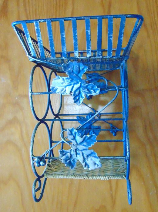 Pequeno cesto decorativo (capacidade para 4 garrafas deitadas).