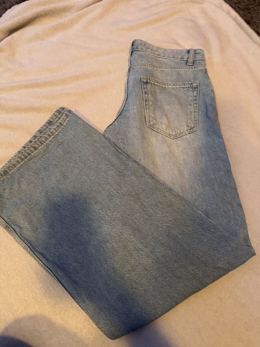 Niebieskie spodnie dzinsowe z Bershki.