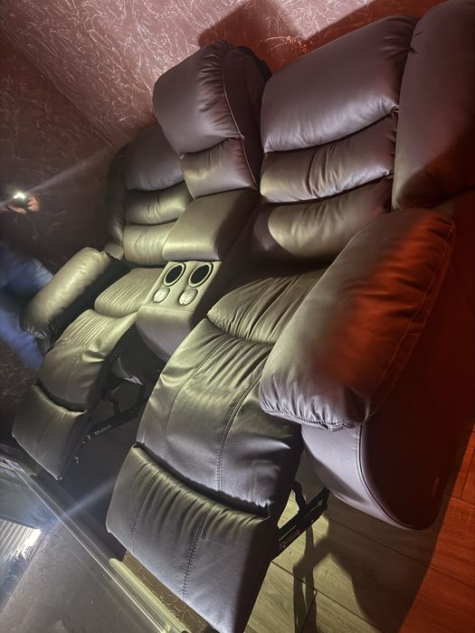 Шкіряний диван -реклайнер електропривід