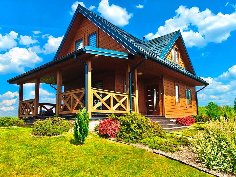 Dom nad jeziorem-linia brzegowa-pomost- łódka-kajaki