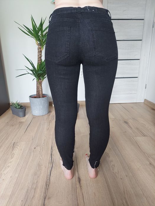 Czarne spodnie z dziurami