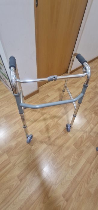 Andarilho encartável com rodízios,  regulavel em altura.