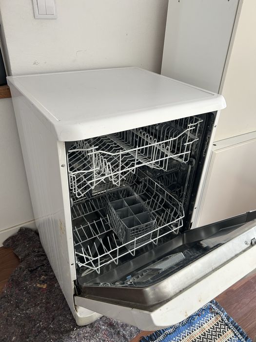 Máquina de Lavar Loiça Usada – Funciona Perfeitamente (80€ Negociável)