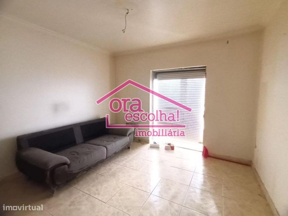 Apartamento T1 para remodelar na Baixa da Banheira!