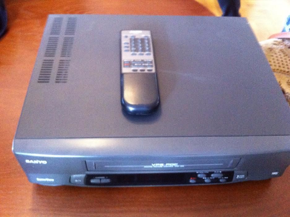 Odtwarzacz VHS z nagrywarką SANYO