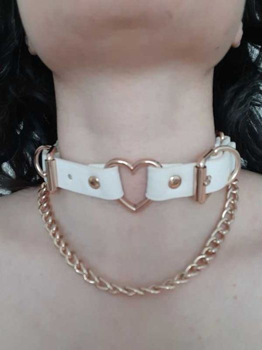 Choker de pele branco com coração