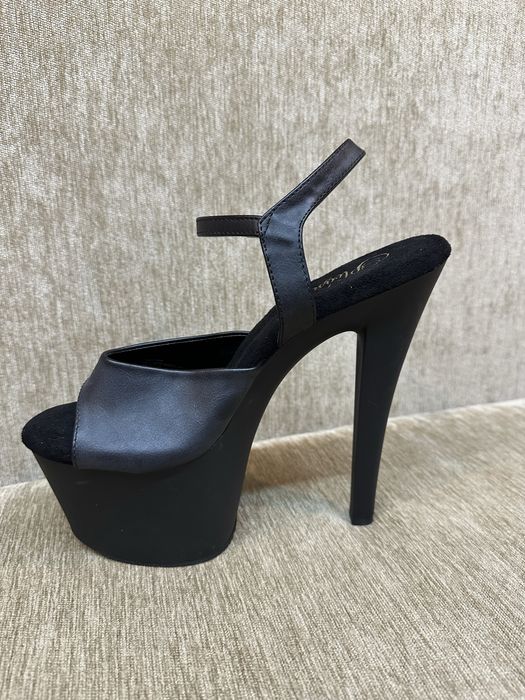 Матові стрип босоніжки PLEASER