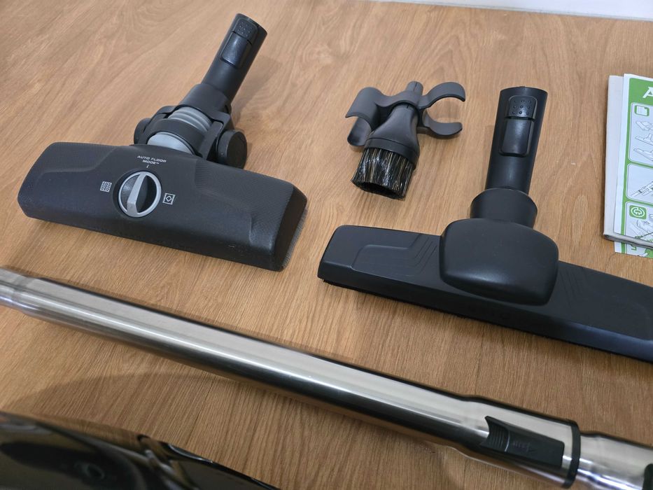 Aspirador AEG com saco – compacto e funcional