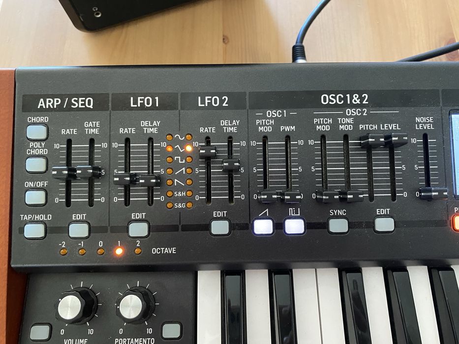 Behringer Deepmind 6