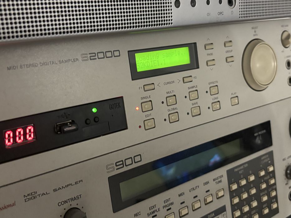 Akai s2000 sampler