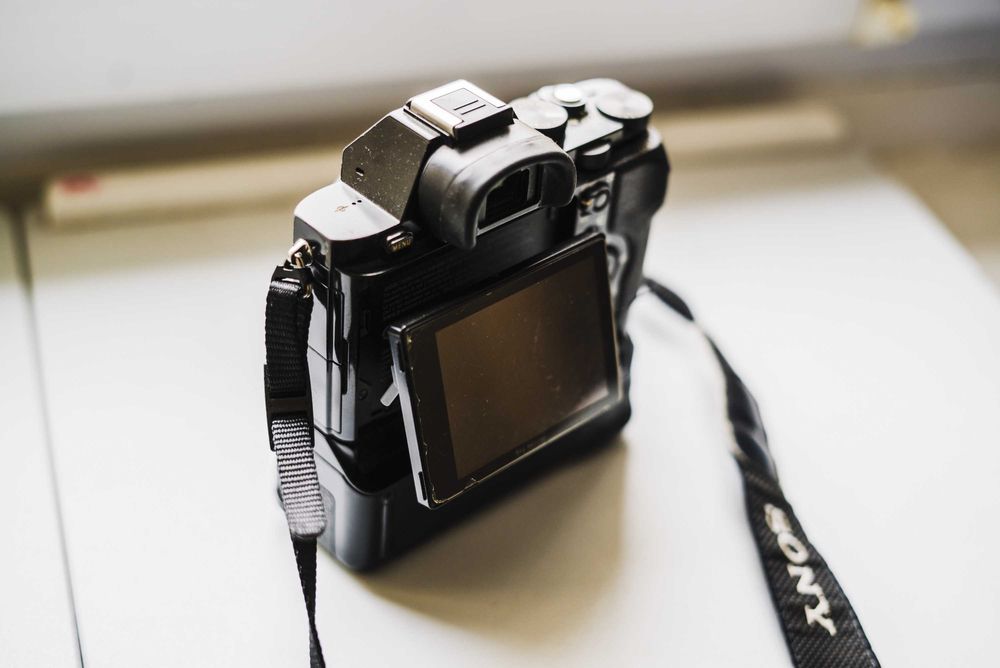 Aparat Sony a7r jak a7 z gripem i baterią
