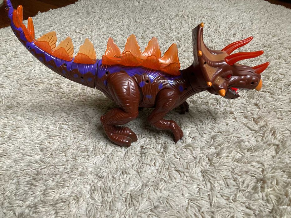 Игрушка динозавр ( трицераптос)