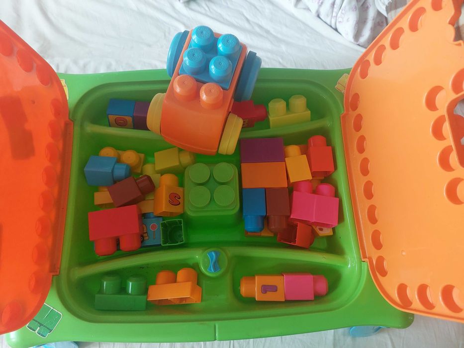 Zestaw konstrukcyjny i stół do niego, klocki