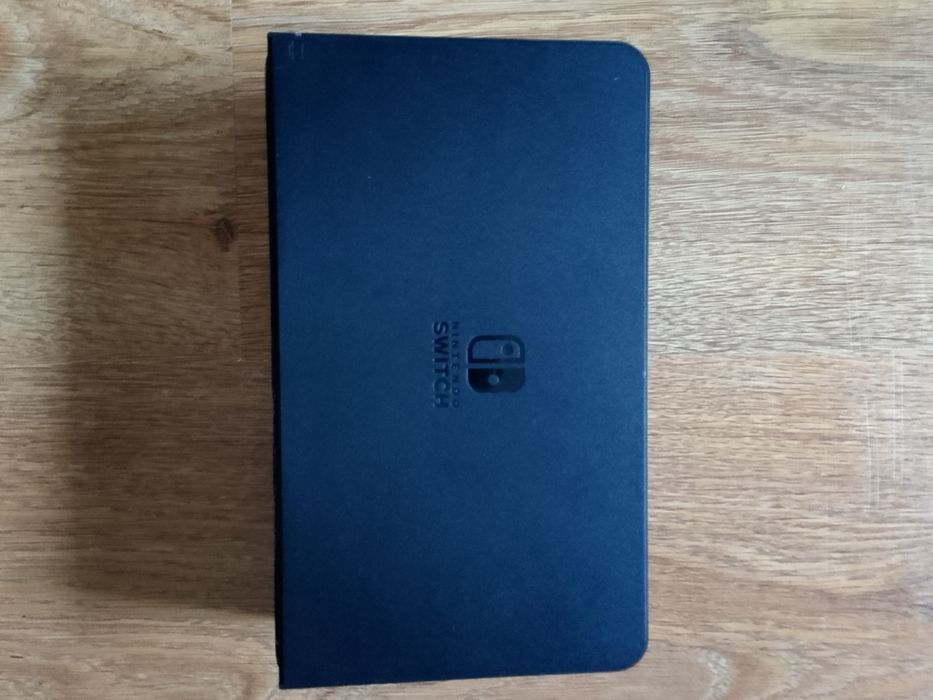 Nintendo switch z akcesoriami i kartą pamięci