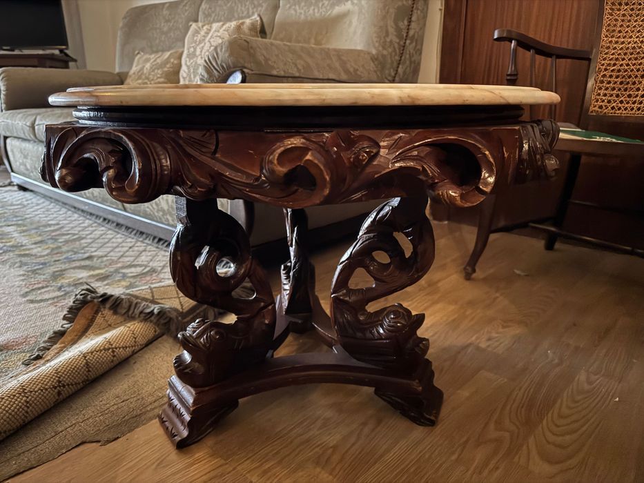 Mesa redonda de centro em mogno com tampo em mármore