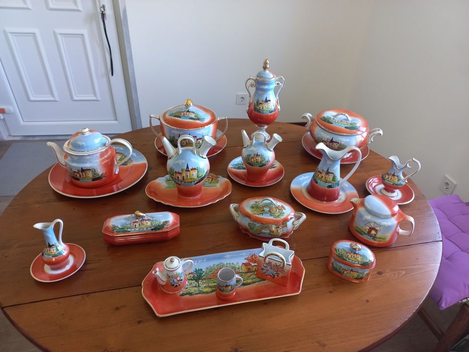 Coleção de porcelanas pintadas à mão.  Mestre de pintura VA