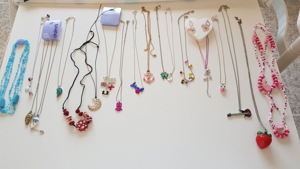 Various new necklaces, €1 each