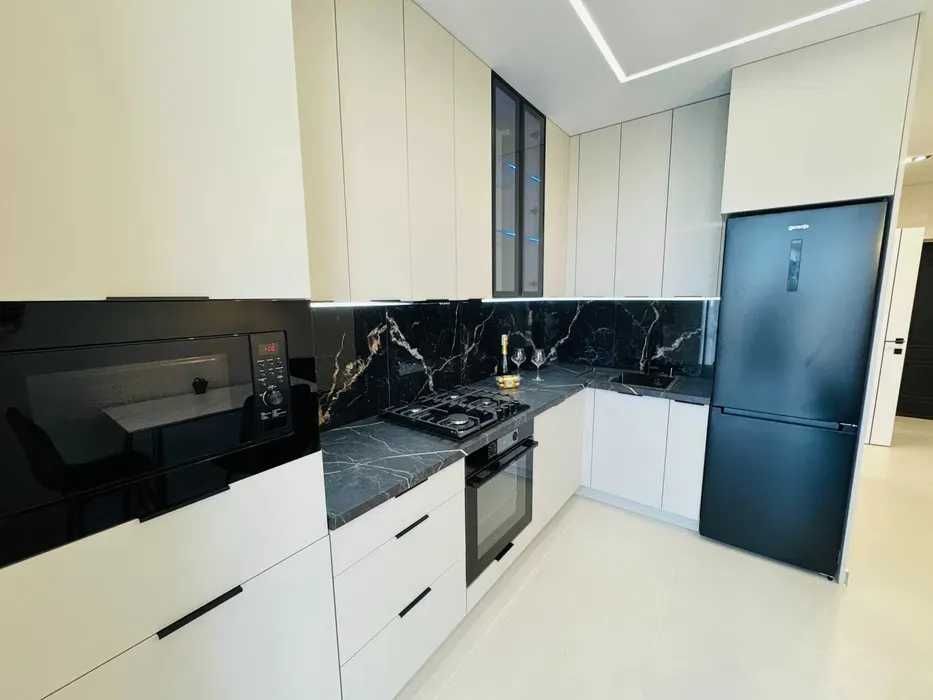 НОВА!!!  2 кім. квартира з ремонтом та меблями В ЦЕНТРІ