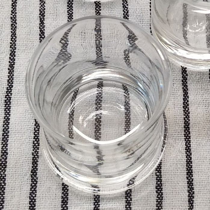 4 copos de 50 ml.