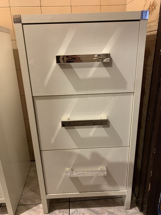 Szafka łazienkowa ubikacja WC reczniki kosmetyki