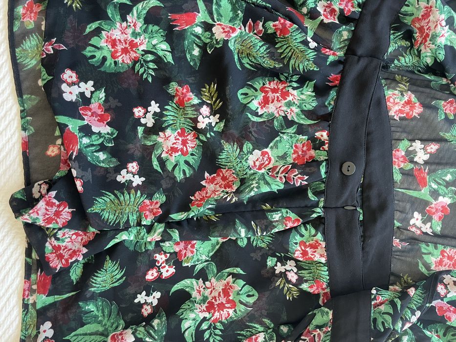 Vestido floral cruzado sobre calcoes