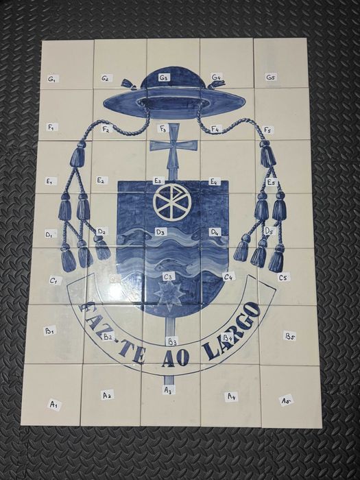 Painel de Azulejos Portugueses – Brasão Religioso | Azularte | Peça Única