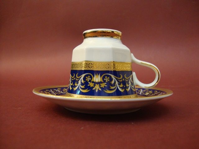 Duas chávenas de chá e três de café