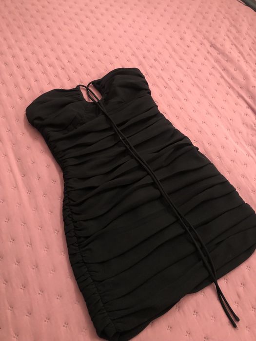 Czarna krótka sukienka z marszczeniami ZARA