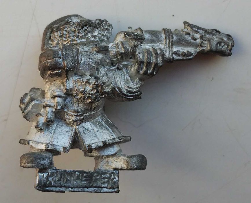 Dwarf. Krasnolud z uniwersum Warhammera. Thunderer. Metal.
