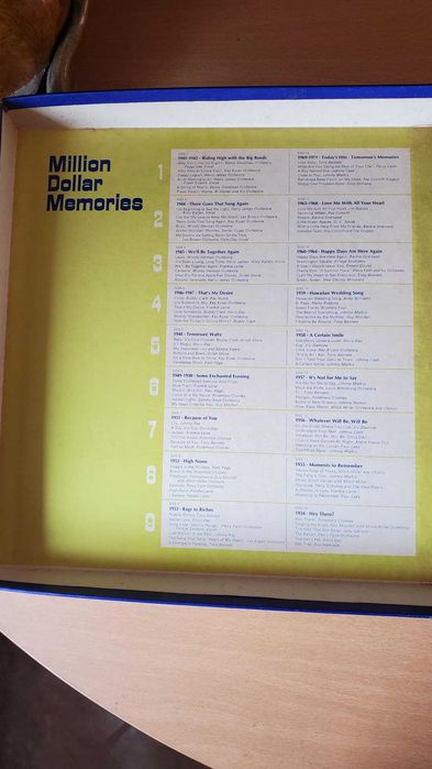 Vendo 3 caixas de coleção de discos vinil antigos, como novos