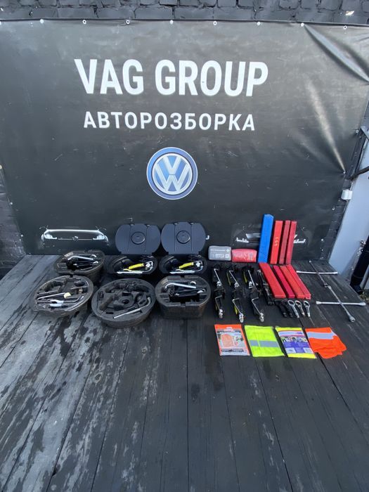 Домкрат,набір інструментів skoda Fabia,крюк буксировочный,органайзер