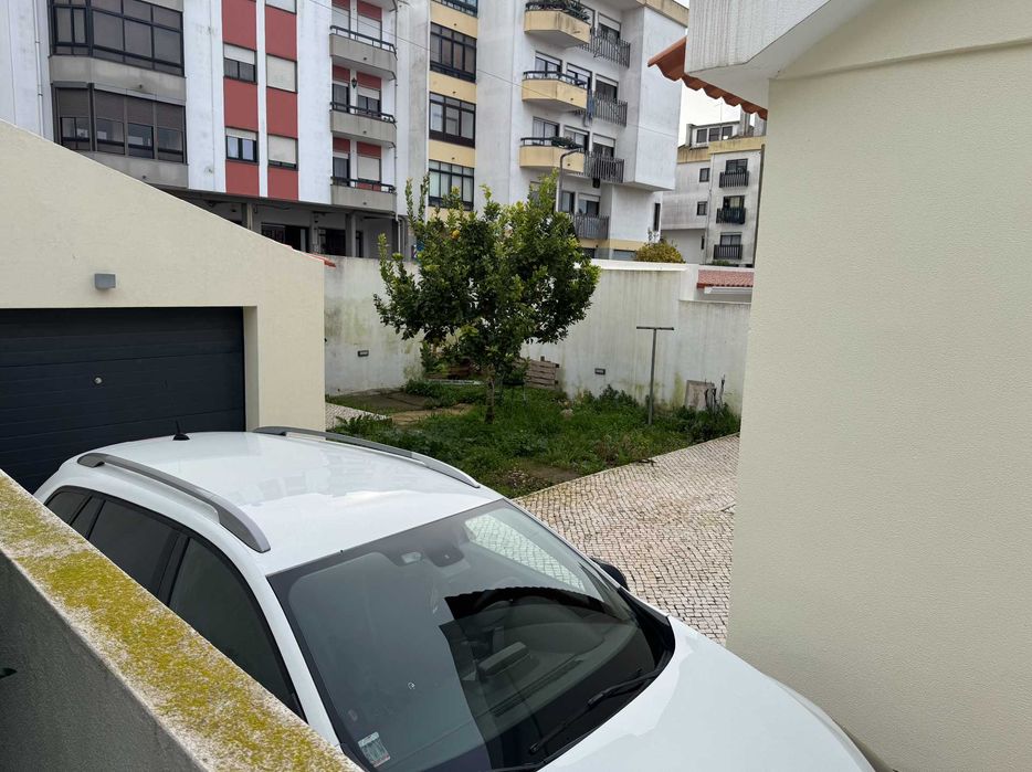 MORADIA GEMINADA PARA ARRENDAR EM LOUREL