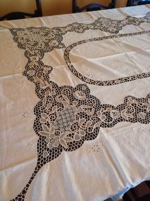 Toalha mesa bordada
