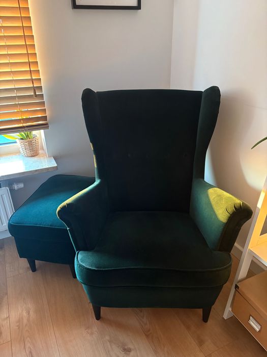 Zielony fotel uszatek z podnóżkiem z IKEA