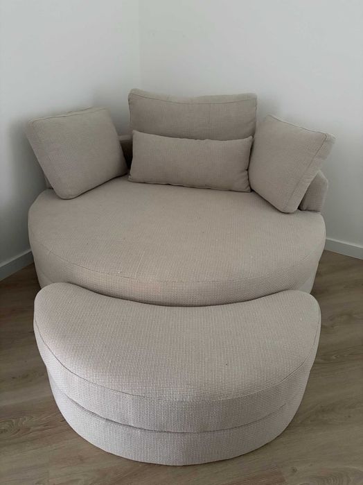 Vendo Sofá de leitura com design contemporâneo, extremamente confortável e elegante. Ideal para criar um canto de leitura ou relaxamento.