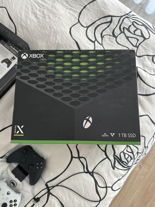 Xbox series X semi nova com 2 comandos