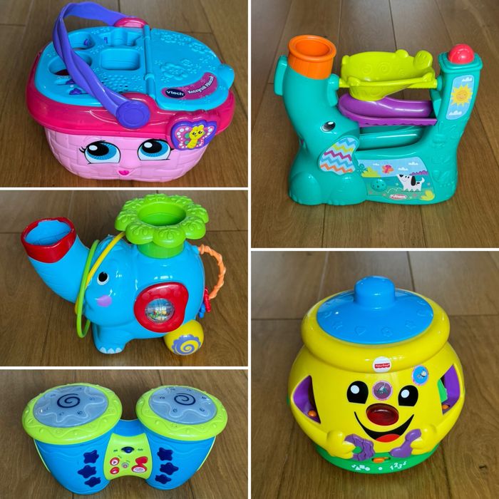 Zestaw zabawek grających w bardzo dobrym stanie.