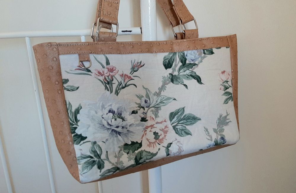 Mala artesanal, ecopele e tecido floralem tons pastel. Nova