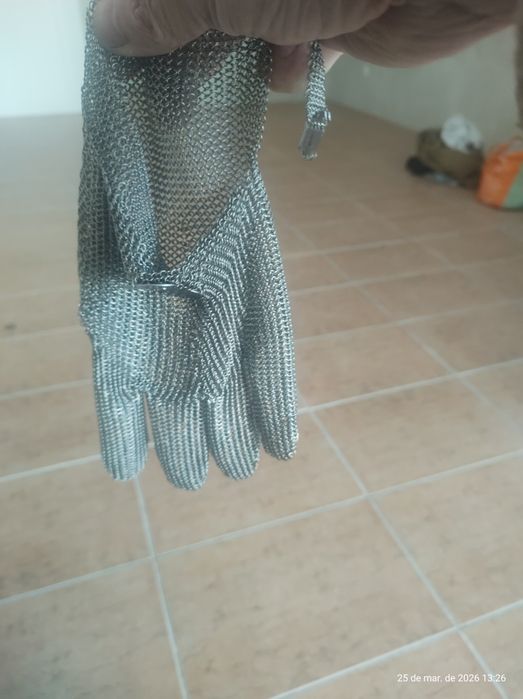 Uma luva de aço semi novo sem rasgo.